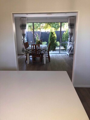 House, 5 Bedrooms (2 King, 2 Queen, 1 Tri-Bunk) | In-room dining