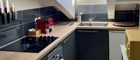 Jääkaappi, mikroaaltouuni, uuni, liesi