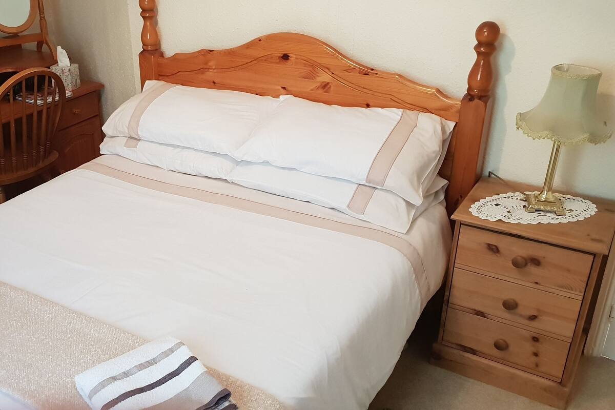 Classic Room | Desk, individually furnished, bed sheets