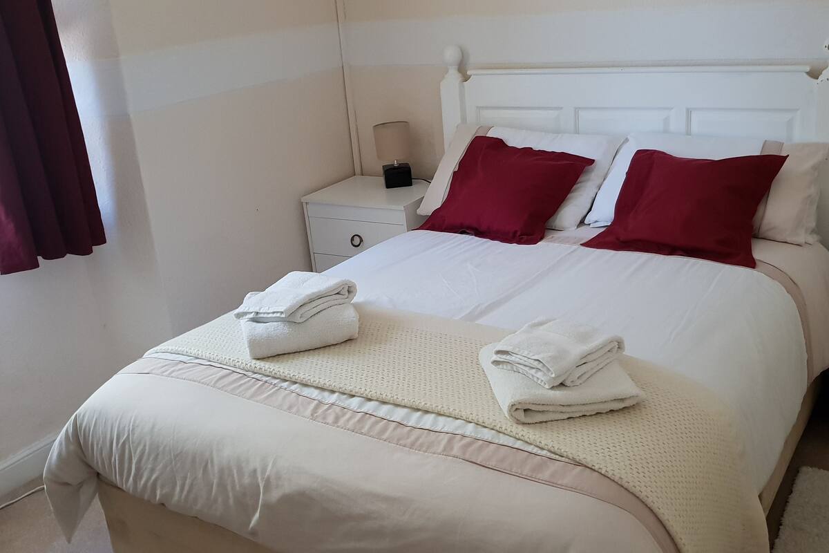 Economy Room | Desk, individually furnished, bed sheets