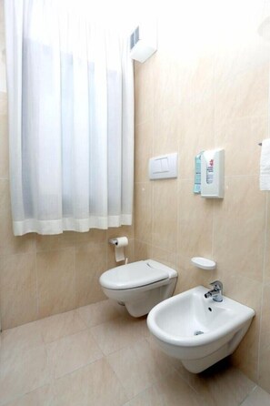 Dusche, kostenlose Toilettenartikel, Haartrockner, Bidet
