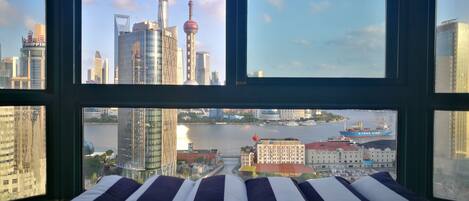 Escritorio, cortinas opacas, camas supletorias y wifi gratis