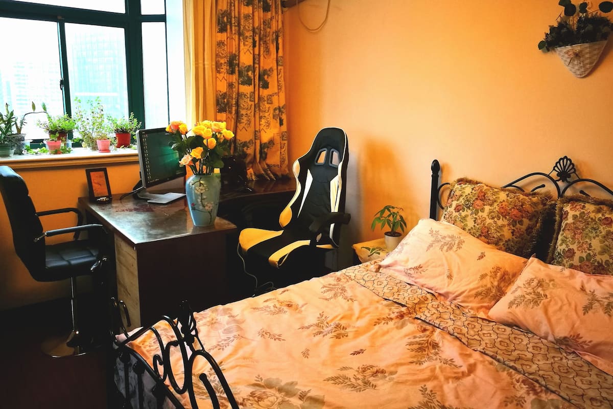 Room with Balcony | Desk, blackout drapes, rollaway beds, free WiFi