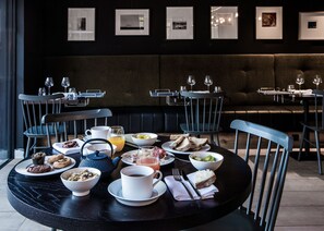 朝食 (ビュッフェ)、毎日提供 (1 名様 22 EUR)