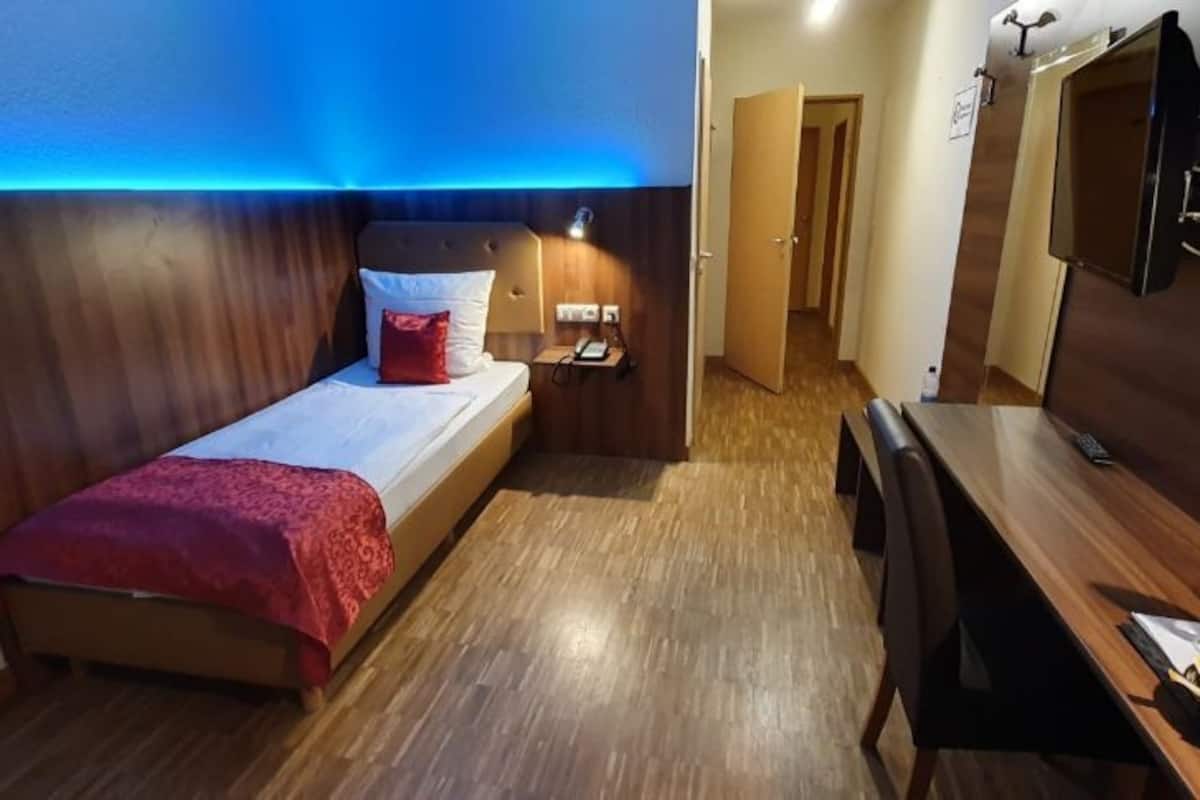 Eenpersoonskamer | Een bureau, geluiddichte muren, extra bedden (toeslag), gratis wifi