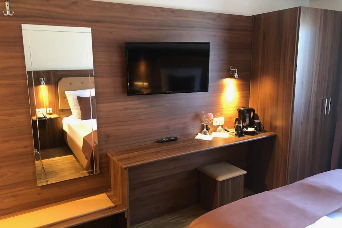 desk, soundproofing, rollaway beds, free wifi