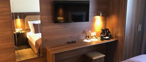 デスク、防音設備、可動式ベッド、WiFi (無料)