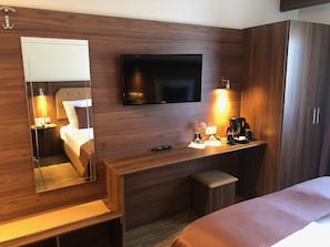Een bureau, geluiddichte muren, extra bedden (toeslag), gratis wifi
