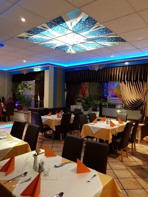 Daily continental breakfast (EUR 7.0 per person) - Hotel Post (Kelkheim)