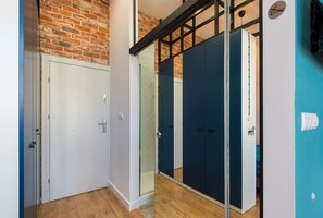 Apartment, Blick auf den Innenhof, Turm (San Francisco) | Wohnbereich | 32-Zoll-Flachbildfernseher mit Kabelempfang, Fernseher