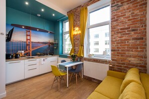 Lejlighed - udsigt til gårdsplads - tårn (San Francisco) | Opholdsområde | 32-tommers fladskærms-tv med kabelkanaler, tv