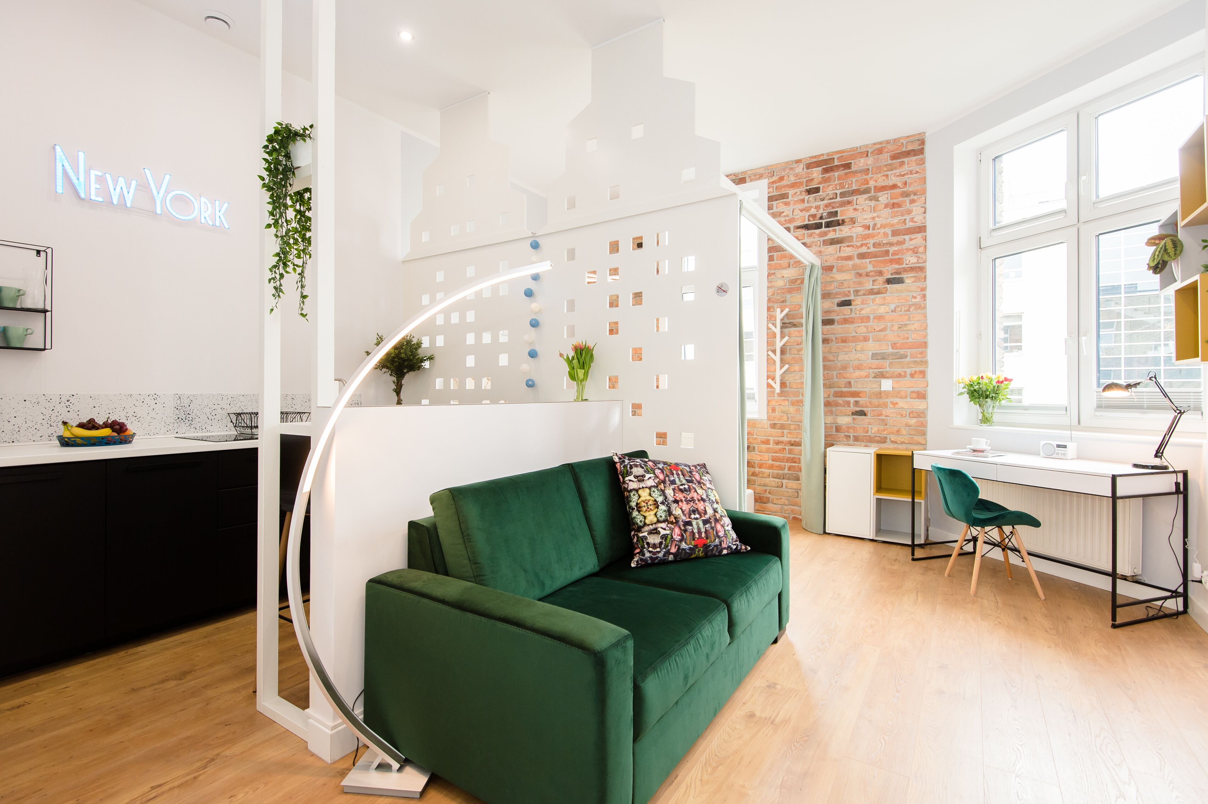 Design Apartment (New York) | Living room | 32-inch flat-screen TV with cable channels, TV