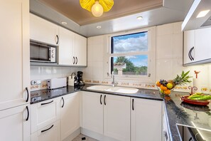 Réfrigérateur, micro-ondes, four, lave-vaisselle