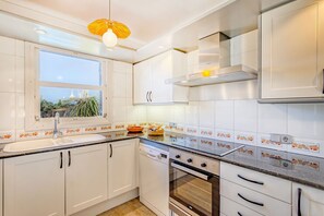 Een koelkast, een microgolfoven, een oven, een vaatwasser
