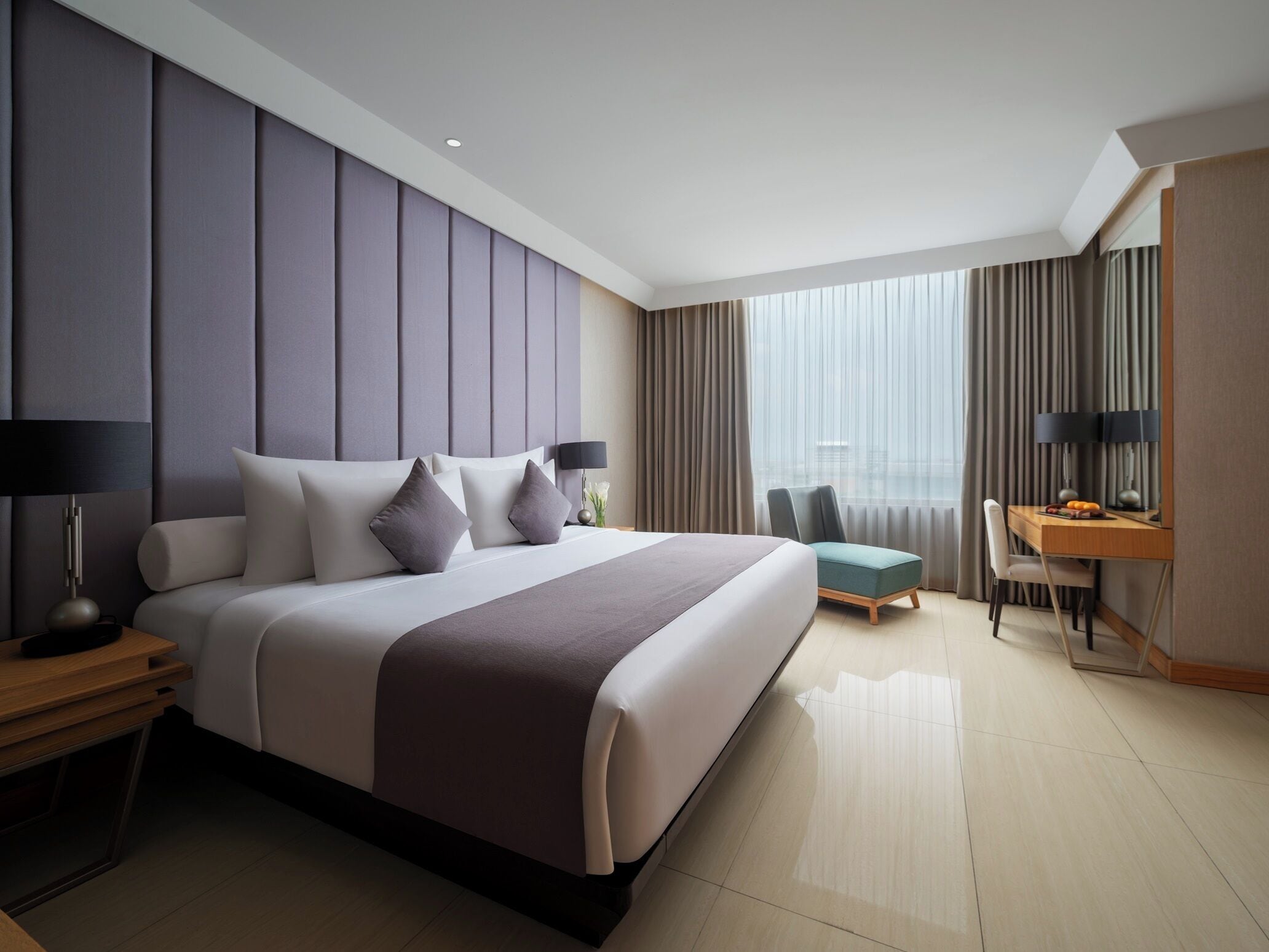 Habitación doble Deluxe (Deluxe King - SMOKING) | Ropa de cama de alta calidad y minibar 