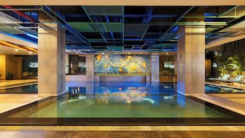 Kolam renang outdoor, dengan pengawal renang di properti