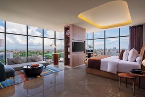 Junior Suite King Bed, Non Smoking | Biancheria da letto di alta qualità, minibar, una cassaforte in camera