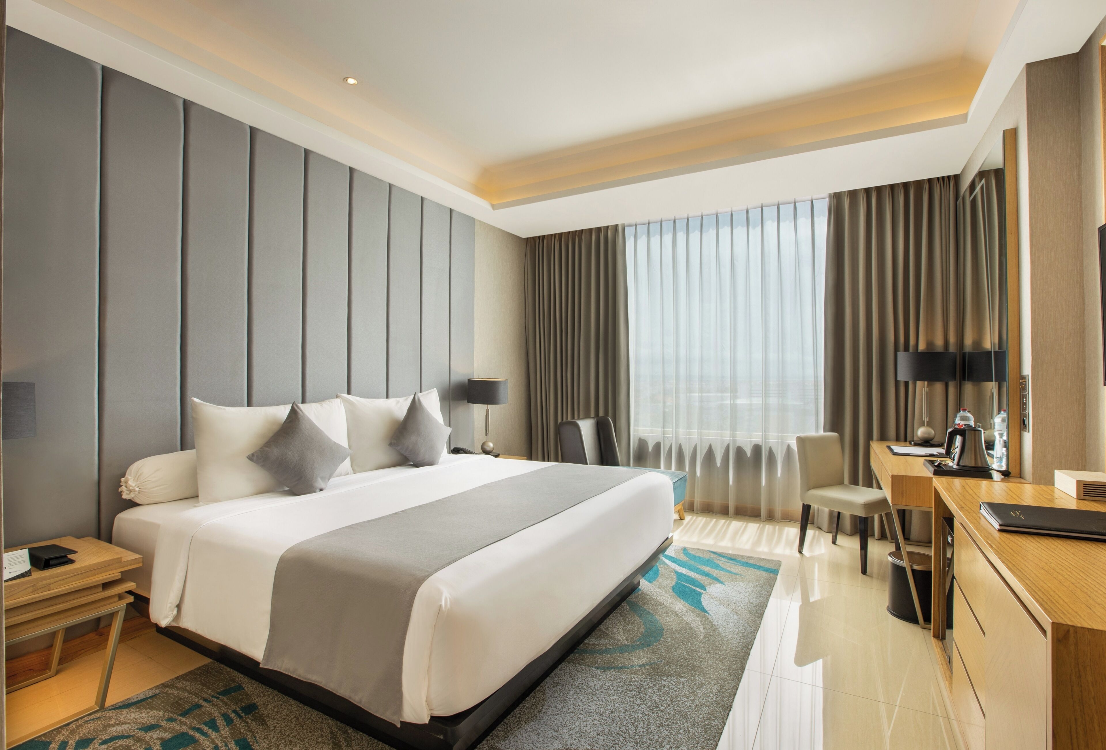Bộ đồ giường cao cấp, minibar, két bảo mật tại phòng 