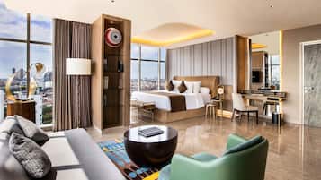 Junior Suite King Bed, Non Smoking | 1 kamar tidur, seprai premium, minibar, dan brankas
