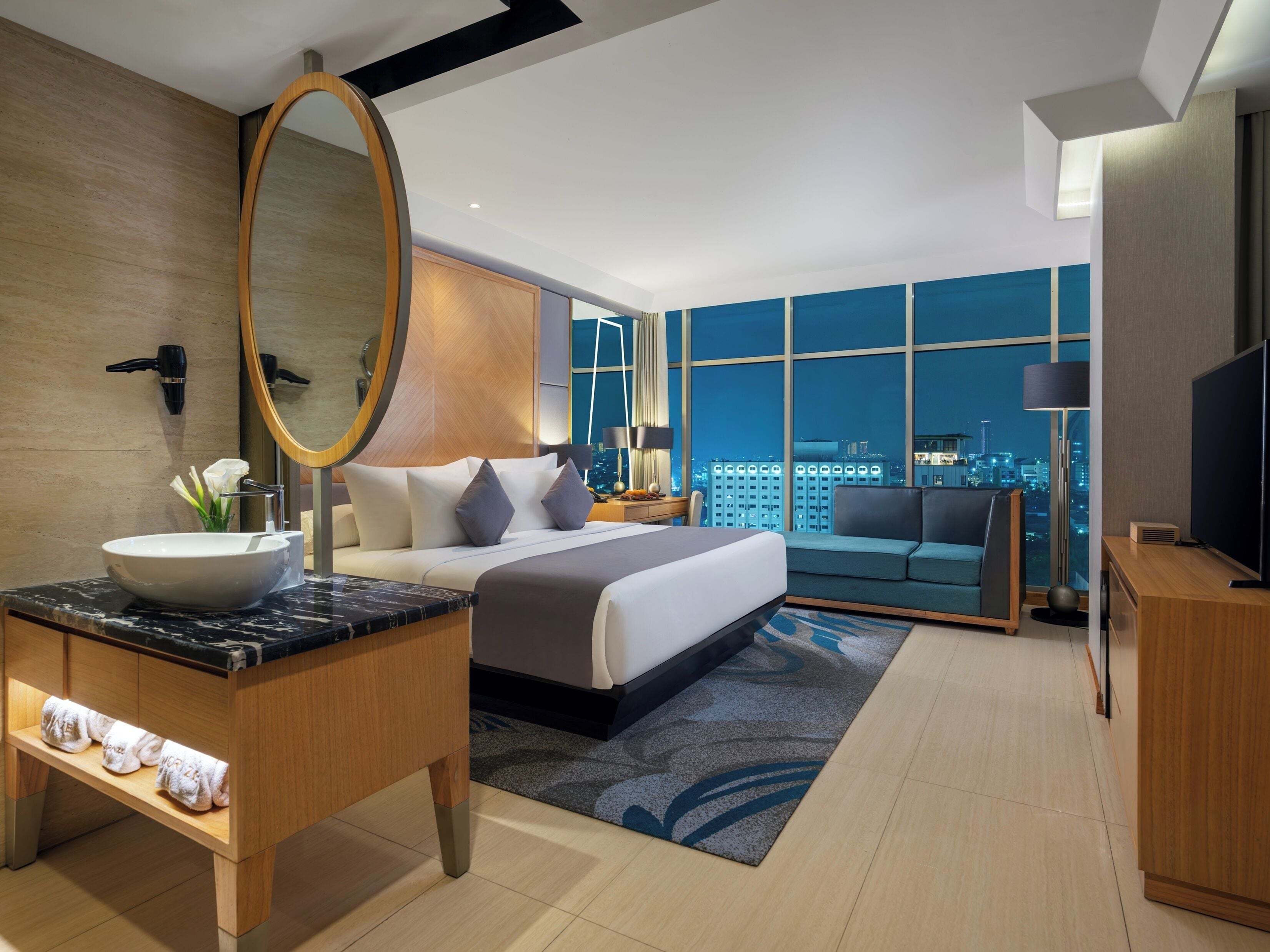 Executive, King Bed, Non Smoking | Ropa de cama de alta calidad y minibar 