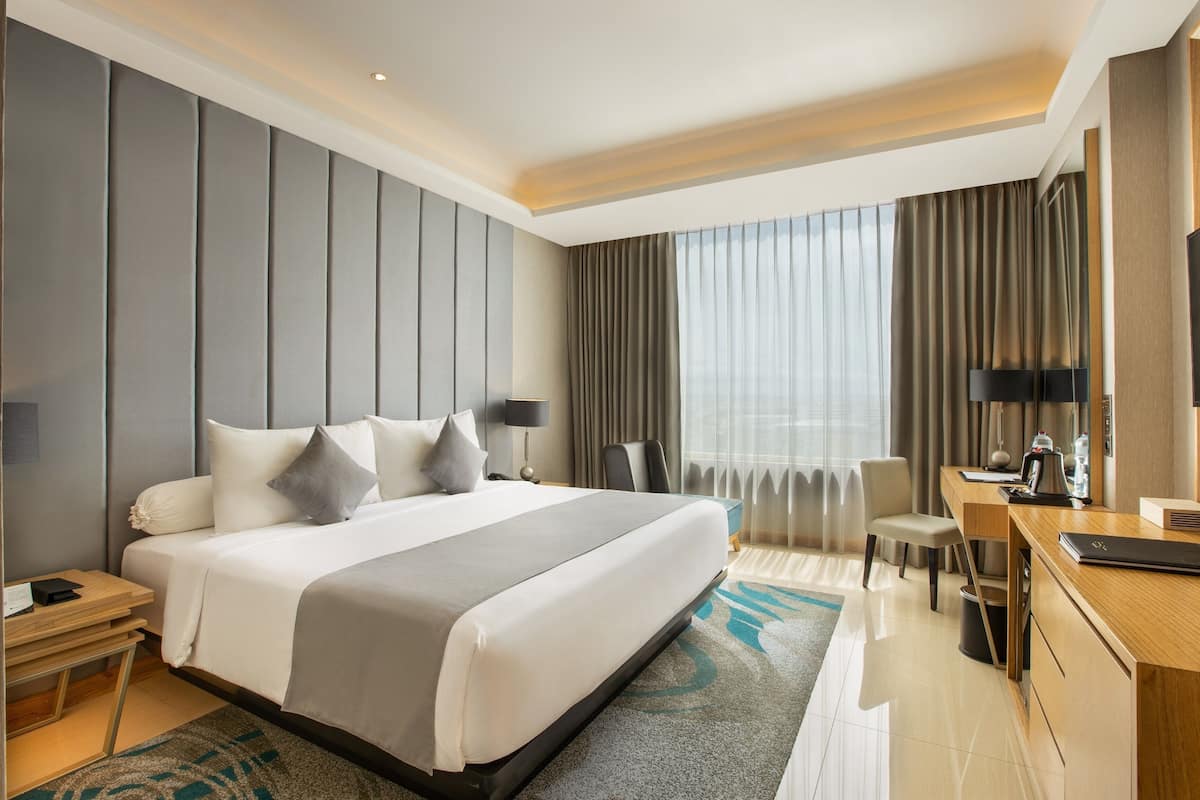 1 bedroom, premium bedding, minibar, in-room safe