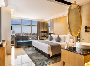 高档床上用品、迷你吧、客房内保险箱、办公桌