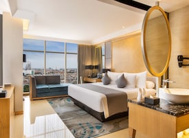 高档床上用品、迷你吧、客房内保险箱、办公桌