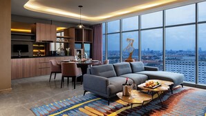 Una sala de estar moderna con un sofá, una mesa de comedor y una zona de cocina.