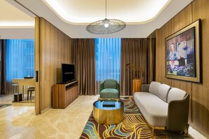 Royal Suite King Bed, Non Smoking | 起居区 | LED 电视