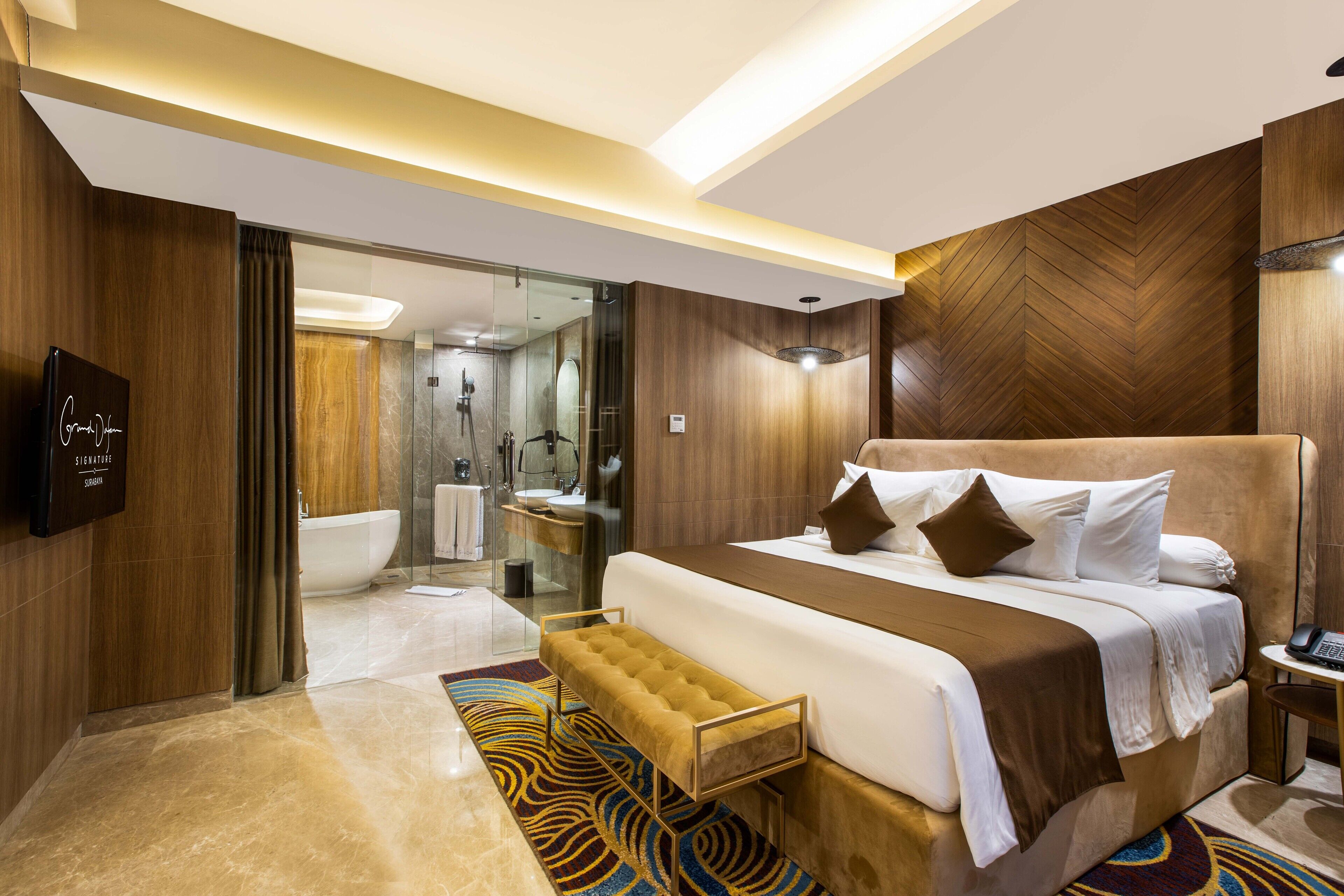 royal suite king bed, non smoking | 1 bedroom, premium bedding, minibar, in-room safe