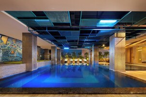 Kolam renang outdoor, dengan pengawal renang di properti