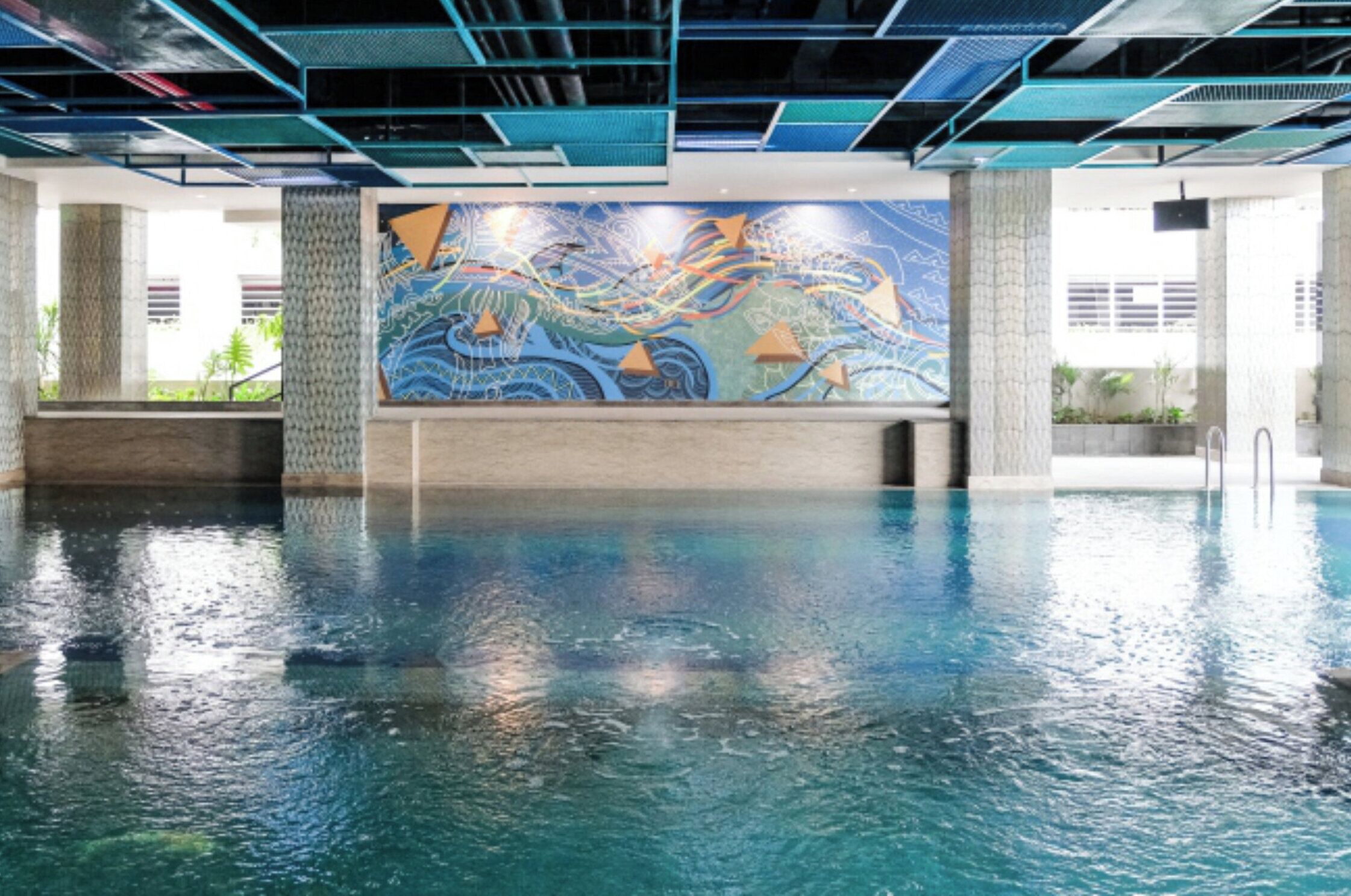 حمّام سباحة خارجي، رجال إنقاذ في المنشأة الفندقية