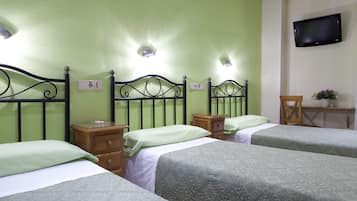 Habitación triple, 3 camas individuales, baño privado | Escritorio, tabla de planchar con plancha, wifi gratis y ropa de cama