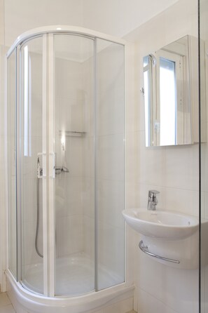 Eenpersoonskamer, 1 eenpersoonsbed, gemeenschappelijke badkamer | Een bureau, een strijkplank/strijkijzer, gratis wifi, beddengoed