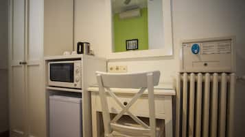 Single Room, 1 Twin Bed, Private Bathroom | Desk, iron/ironing board, free WiFi, bed sheets