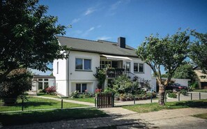 Unclassified image, 4 of 7, button