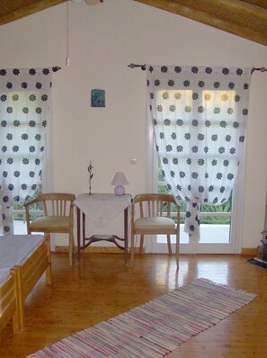 아파트, 침실 1개 | 거실 공간 | 평면 TV