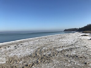 Una spiaggia nelle vicinanze, lettini da mare