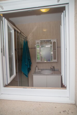 Douche, articles de toilette gratuits, serviettes fournies