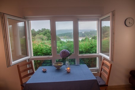 Dining. Casa de Piedra Playa de Estorde con vistas al mar
