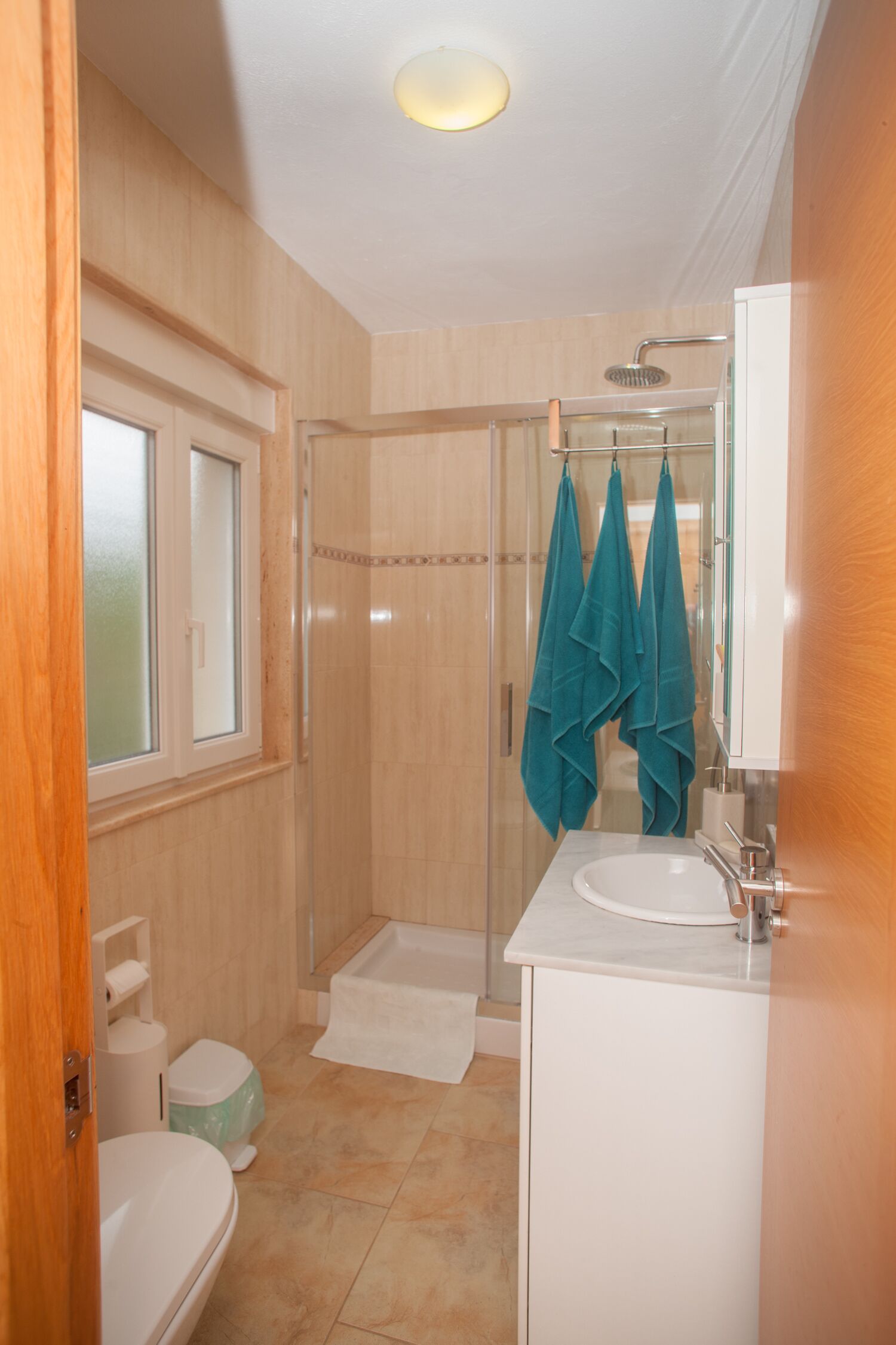 Een douche, gratis toiletartikelen, handdoeken