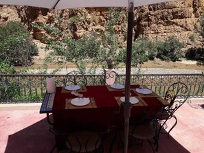 Outdoor dining - Auberge Tissadrine (Boumalne Dades)