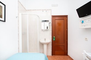 Single Room (Shared toilet) | Badrum | Miljövänliga toalettartiklar, hårtork, handdukar och tvål