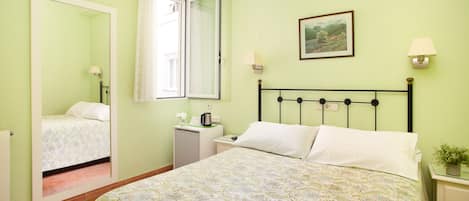 Escritorio, tabla de planchar con plancha, wifi gratis y ropa de cama