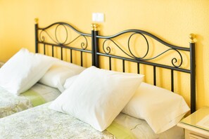 Escritorio, tabla de planchar con plancha, wifi gratis y ropa de cama 