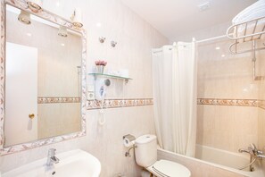 Triple Room | Bathroom | Eco-friendly toiletries, hair dryer, towels, soap - Hostal Los Alpes (Madrid)