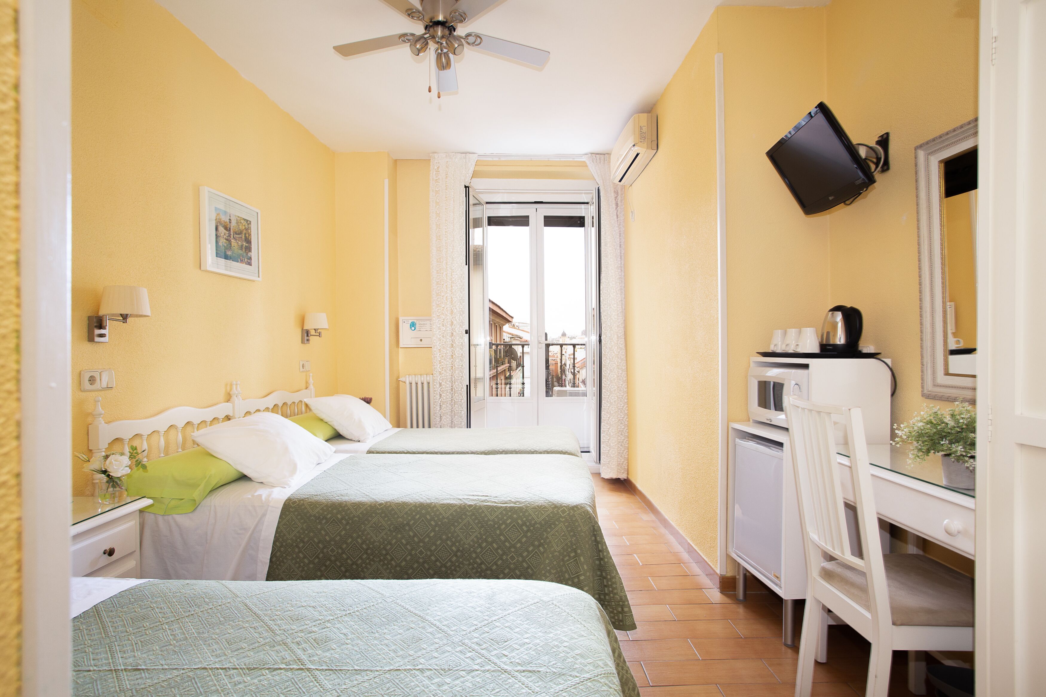 Habitación triple | Escritorio, tabla de planchar con plancha, wifi gratis y ropa de cama 