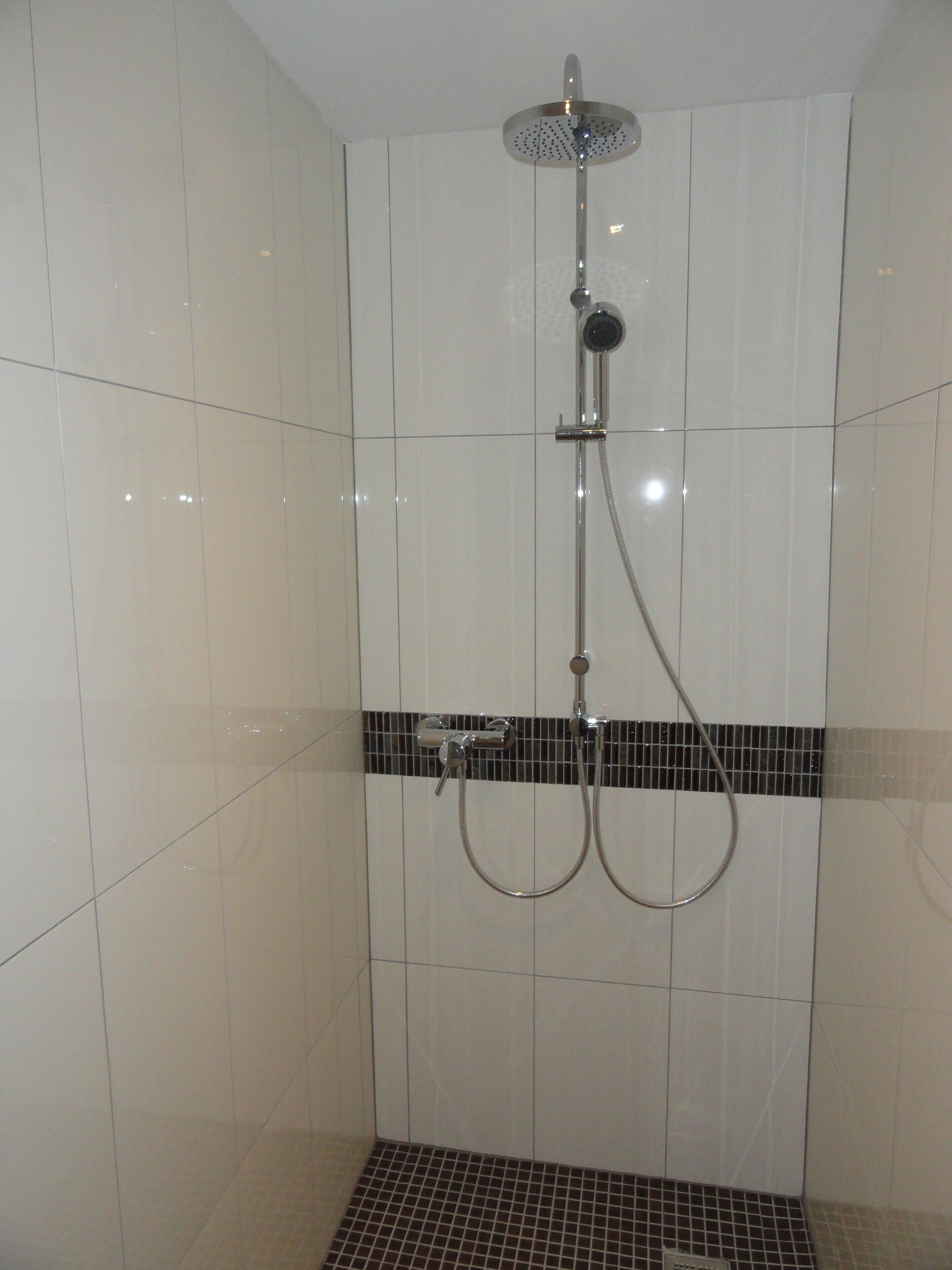 Badewanne, Haartrockner, Handtücher, Seife