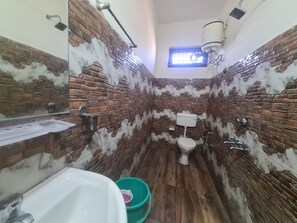 Kamar Double Deluks, 1 Tempat Tidur Double, Bebas Asap Rokok | Kamar mandi | Shower, sandal,  dan handuk