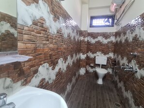 デラックス ダブルルーム ダブルベッド 1 台 禁煙 | バスルーム | シャワー、スリッパ、タオル